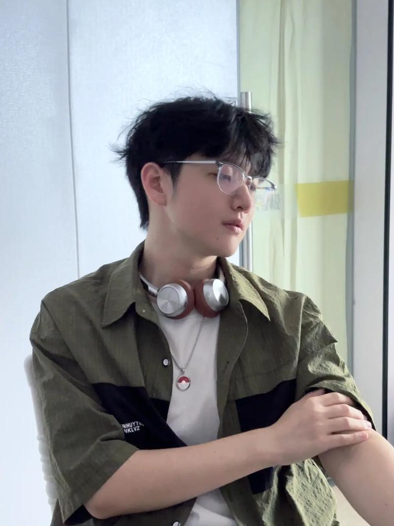 半框眼镜 男生气质点睛的神来之笔